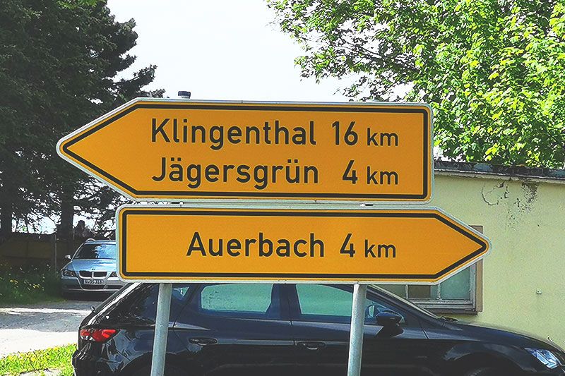 Straßenschilder nach Auerbach und Klingenthal im Vogtland